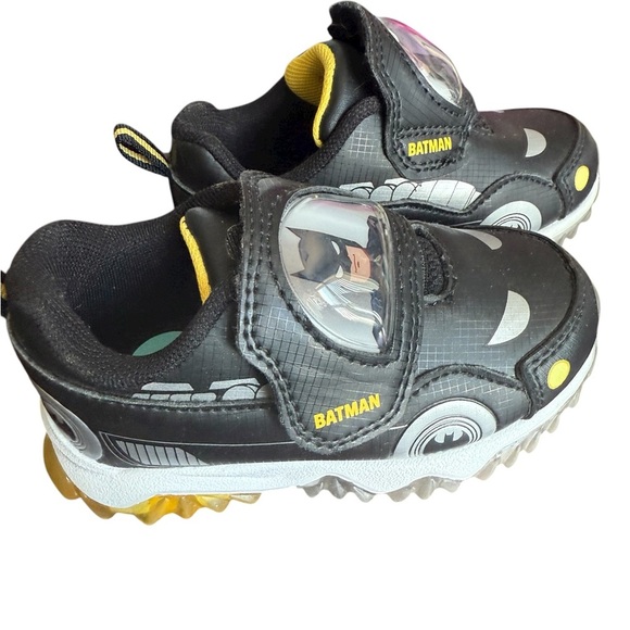 DC Comics Batman Light-Up Sneakers Toddler Size 6 Black Yellow Batmobile Shoes - Picture 3 of 10